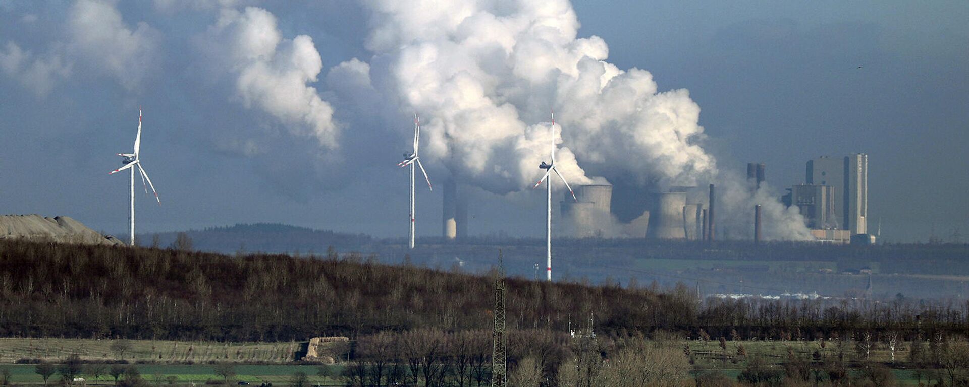 Հողմային էլեկտրական գեներատորներ ածխային էլեկտրակայանի ֆոնին - Sputnik Արմենիա, 1920, 29.09.2021