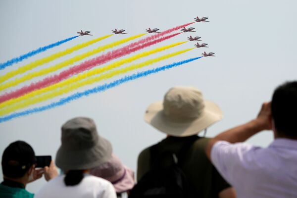 Люди наблюдают за пилотажной группой ВВС Red Falcon НОАК на Airshow China в Чжухае, Китай - Sputnik Армения