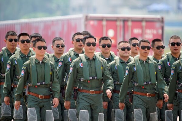 Члены пилотажной группы ВВС Red Falcon НОАК на Airshow China в Чжухае, Китай. - Sputnik Армения