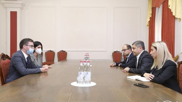 Руководитель фракции Честь имею Артур Ванецян встретился с Чрезвычайным и Полномочным послом Великобритании Джоном Галагером (28 сентября 2021). Еревaн - Sputnik Армения