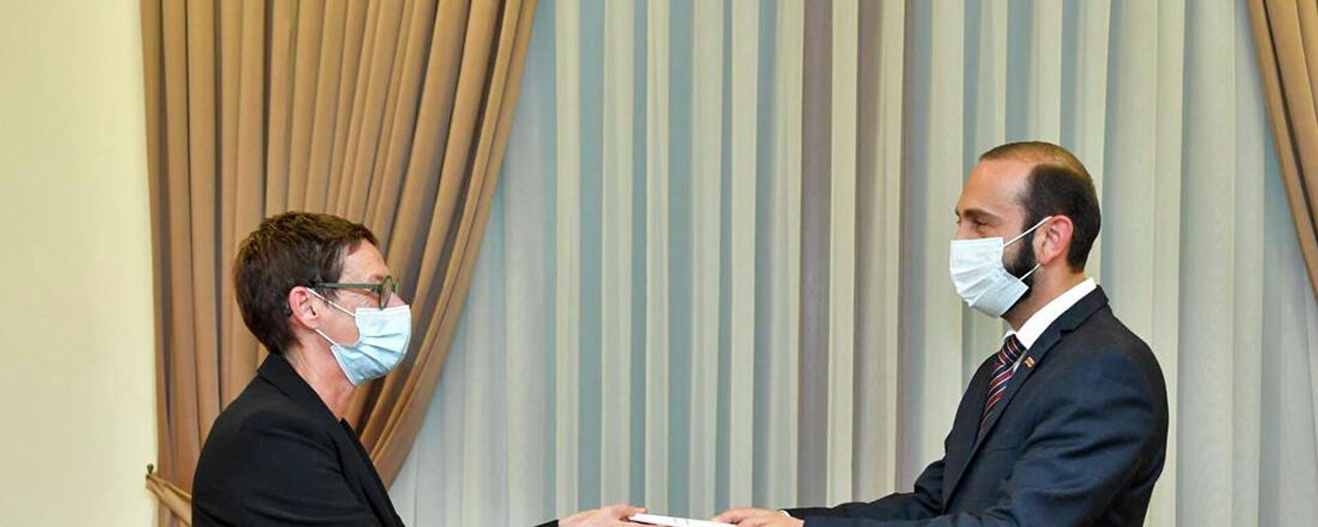 Новоназначенный посол Франции в Армении Анн Луйо вручила копии верительных грамот министру иностранных дел РА Арарату Мирзояну (29 сентября 2021). - Sputnik Արմենիա, 1920, 29.09.2021