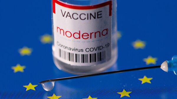 Вакцина Moderna от коронавируса на флаге ЕС - Sputnik Армения