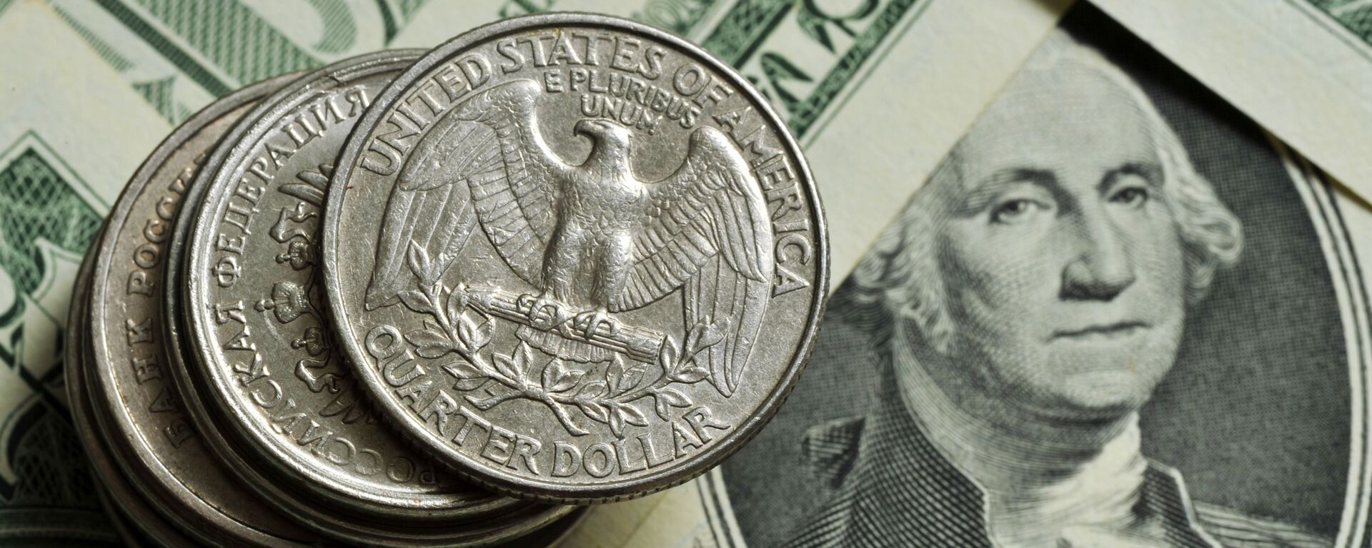 Монеты различного номинала Монетного двора США на фоне банкноты номиналом 1 доллар США - Sputnik Армения, 1920, 13.10.2021