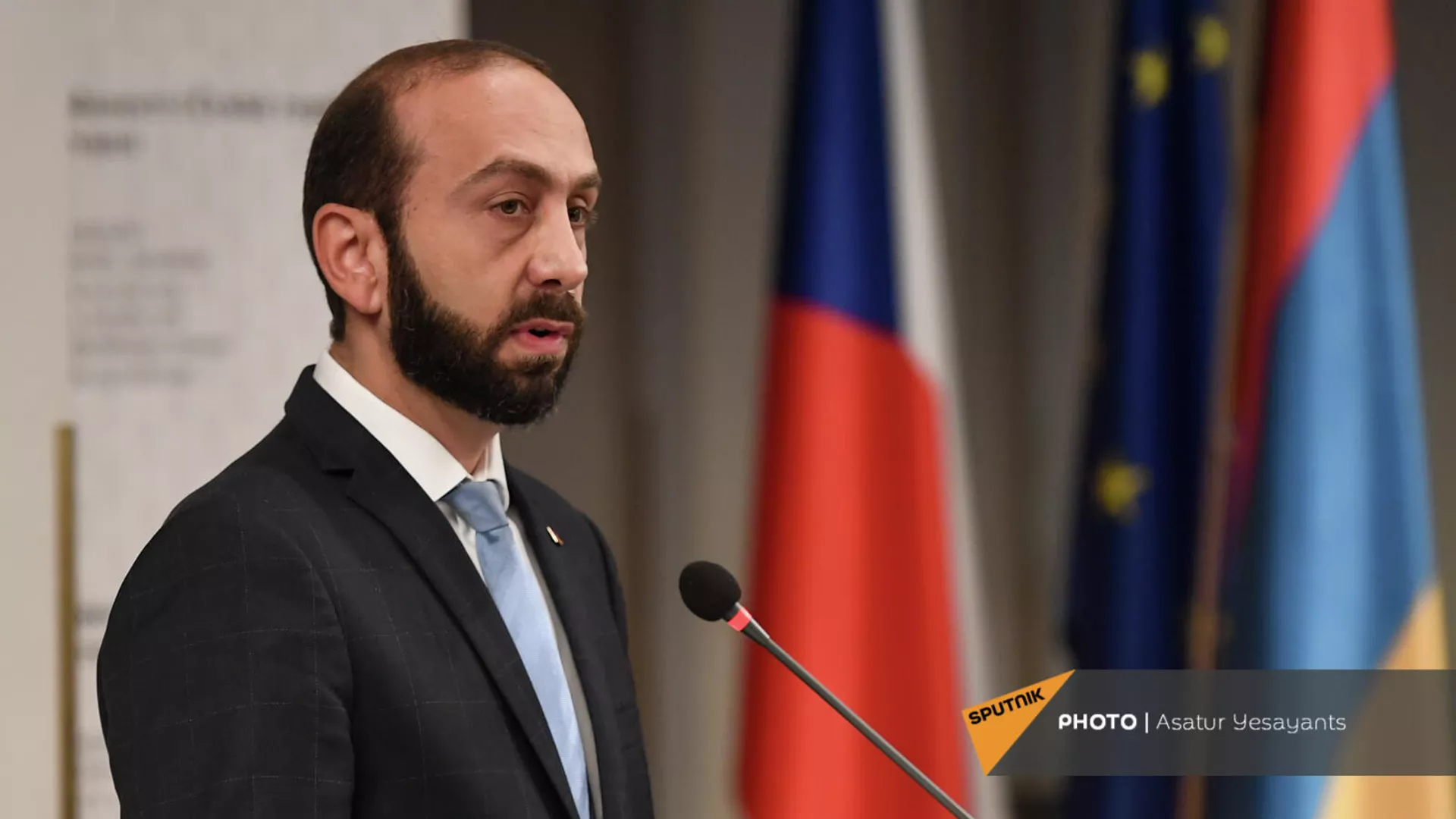 Министр иностранных дел Армении Арарат Мирзоян выступают с речью на армяно-чешском бизнес-форуме (1 октября 2021). Еревaн