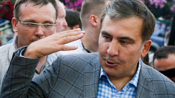 Бывший президент Грузии Михаил Саакашвили общается со своими сторонникам по прибытии в аэропорт Борисполь (29 мая 2019). Украина - Sputnik Армения