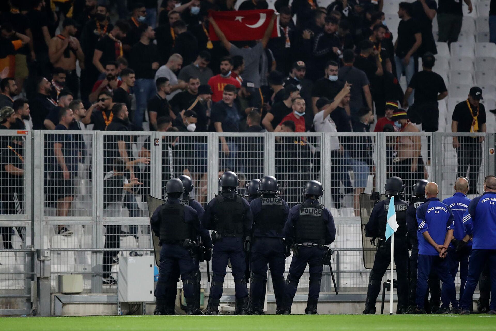 Полиция наблюдает за болельщиками Галатасарая перед футбольным матчем группы E Лиги Европы между Марселем и Галатасараем (30 сентября 2021). Марсель - Sputnik Армения, 1920, 01.10.2021