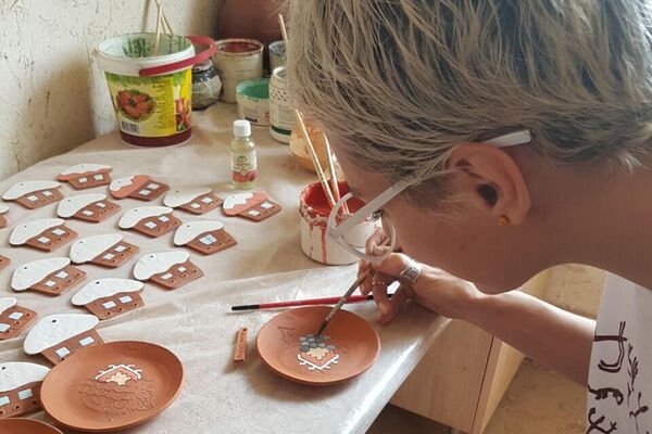 Тревел-блогер Лилит Хачатурян разрисовывает глиняные изделия - Sputnik Армения