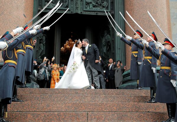 Великий князь Георгий Романов и Виктория Беттарини целуются на выходе из Исаакиевского собора в Санкт-Петербурге. - Sputnik Армения