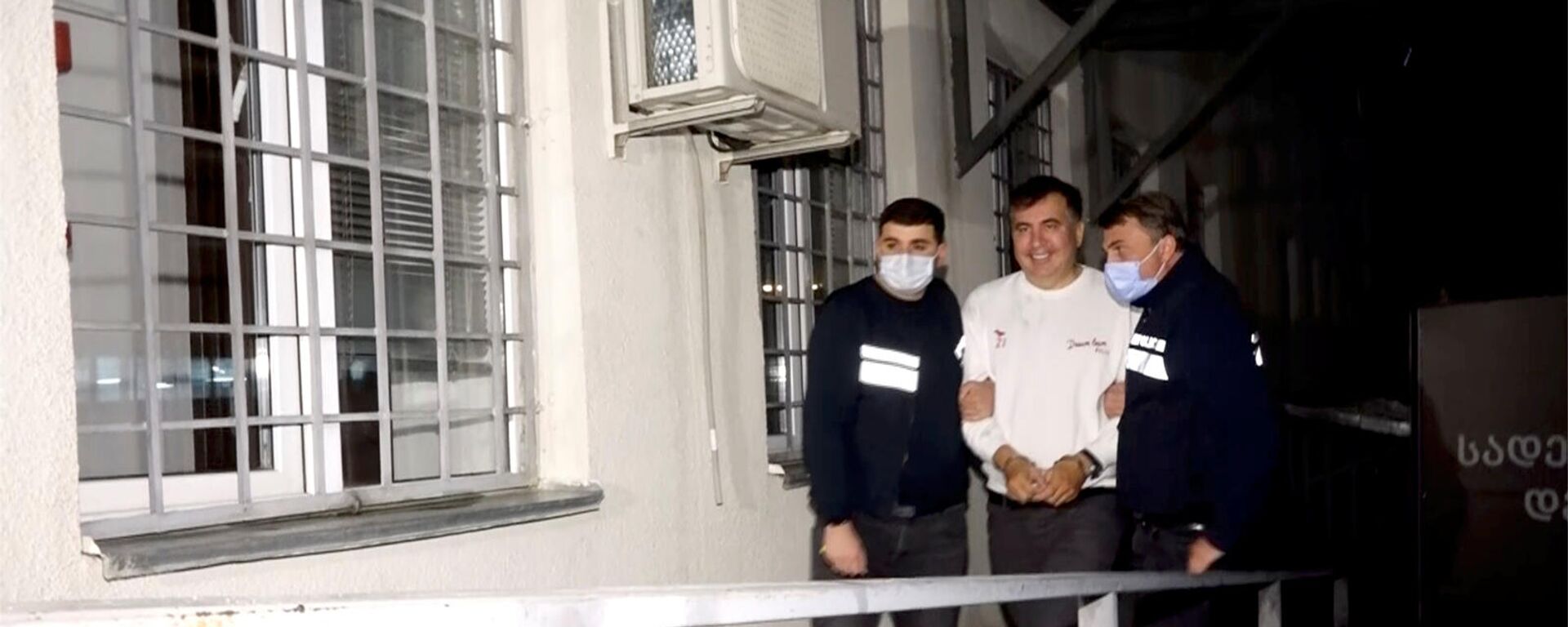 Сотрудники полиции сопровождают бывшего президента Грузии Михаила Саакашвили, который был задержан после возвращения в Грузию (1 октября 2021). Рустави - Sputnik Արմենիա, 1920, 05.10.2021