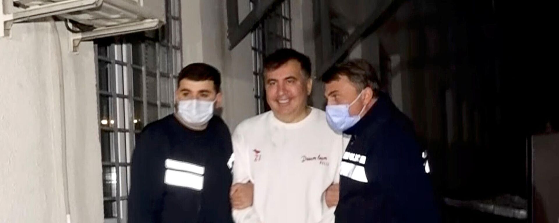 Сотрудники полиции сопровождают бывшего президента Грузии Михаила Саакашвили, который был задержан после возвращения в Грузию (1 октября 2021). Рустави - Sputnik Армения, 1920, 06.10.2021