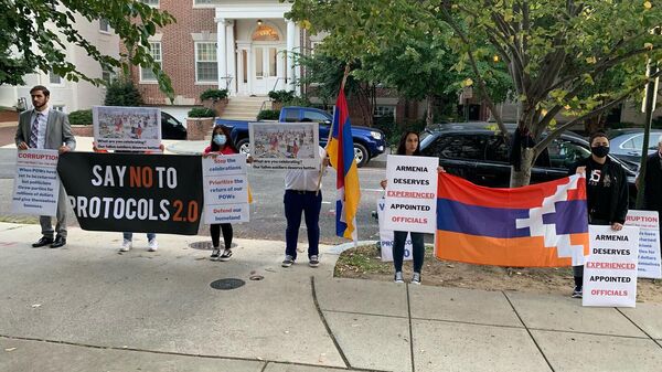 Молчаливая акция протеста молодежного крыла партии Дашнакцутюн перед посольством Армении в США (1 октября 2021). Вашингтон - Sputnik Армения