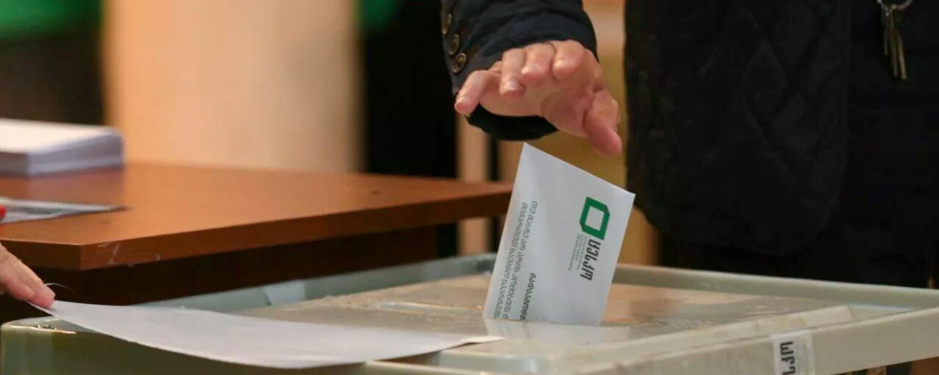 Избиратель закидывает бюллетень в избирательную урну во время выборов в органы местного самоуправления Грузии (2 октября 2021). Тбилиси - Sputnik Армения, 1920, 02.10.2021