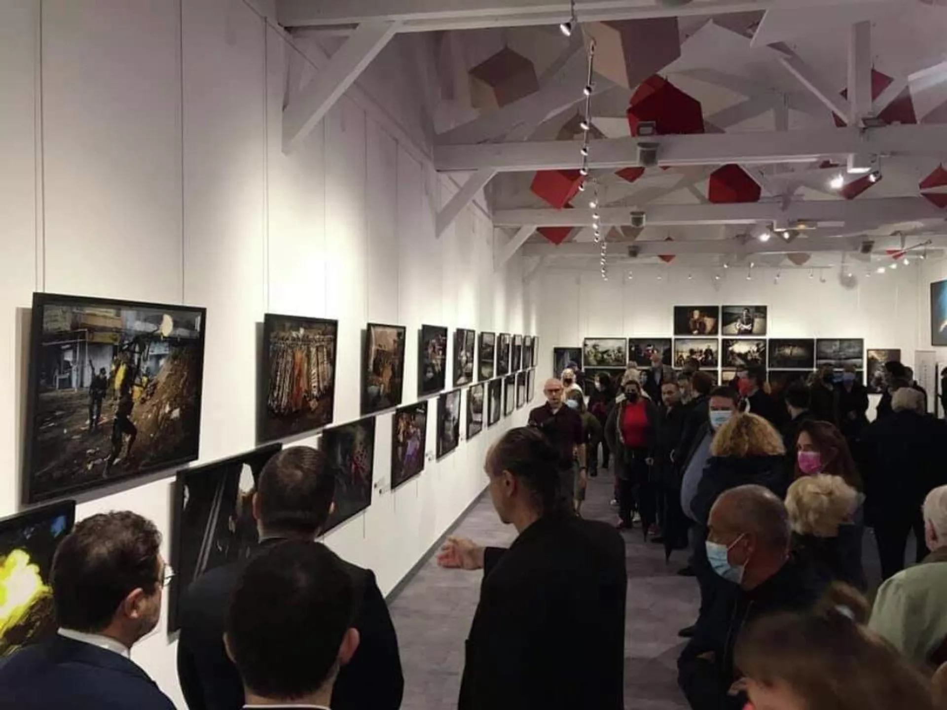 Открытие выставки фотографий французско-армянского фотографа Антуана Агуджяна Стойкость, посвященной Арцаху, в Культурном центре Le 148 в Альфорвиле (2 октября 2021). Франция - Sputnik Армения, 1920, 03.10.2021