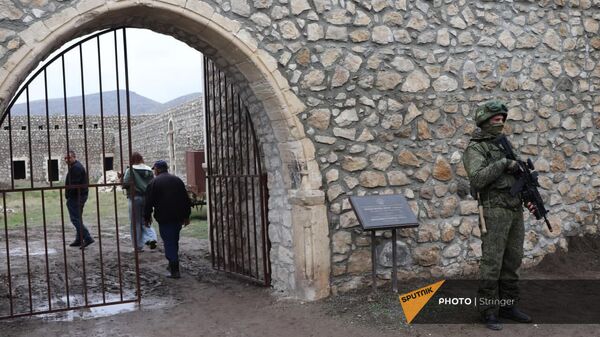 Российские миротворцы в Нагорном Карабахе обеспечивают безопасность посещения монастырского комплекса Амарас - Sputnik Армения