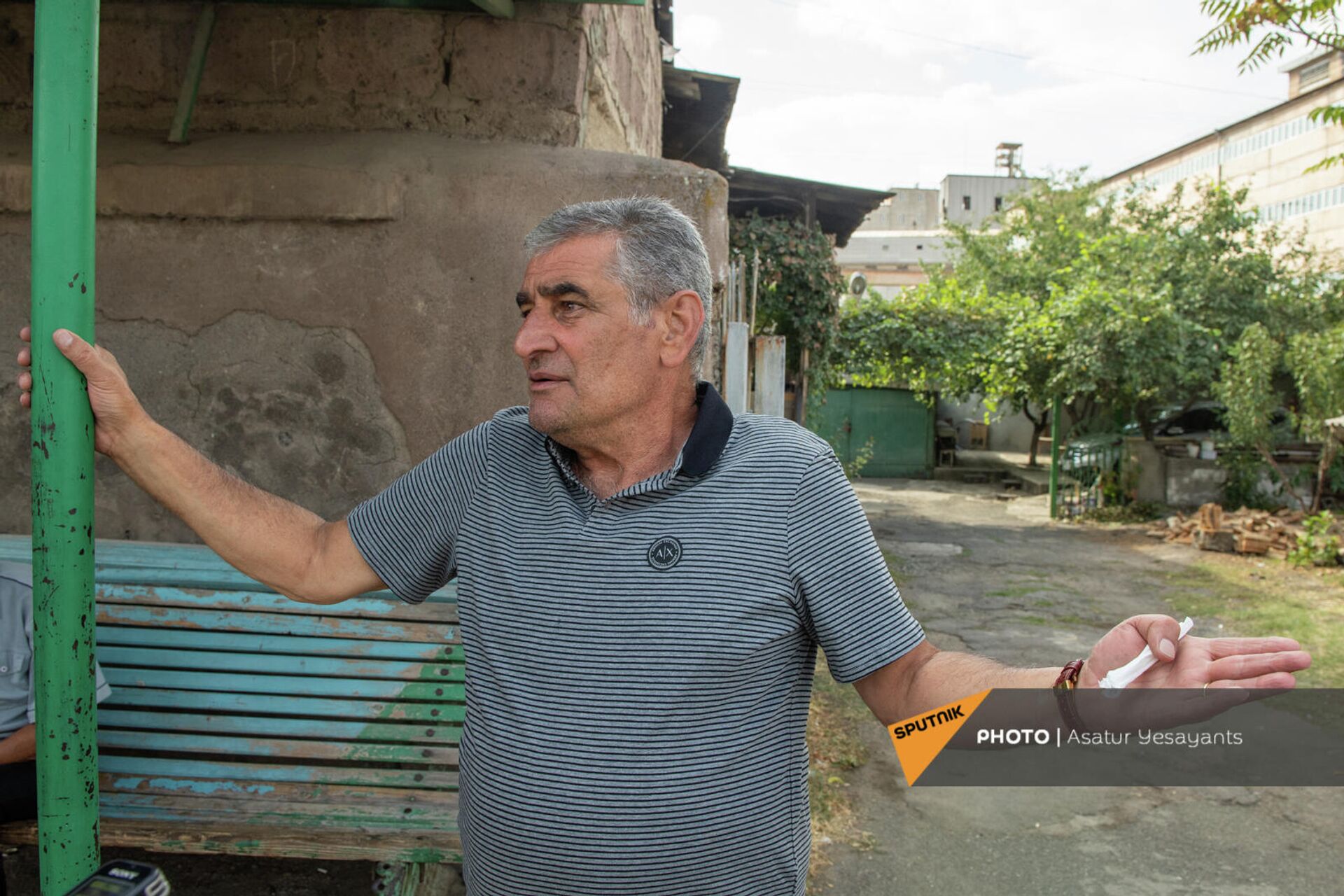 Самвел Аветисян, проживает по соседству со свинофермой Ви Ар Агро  - Sputnik Армения, 1920, 07.10.2021