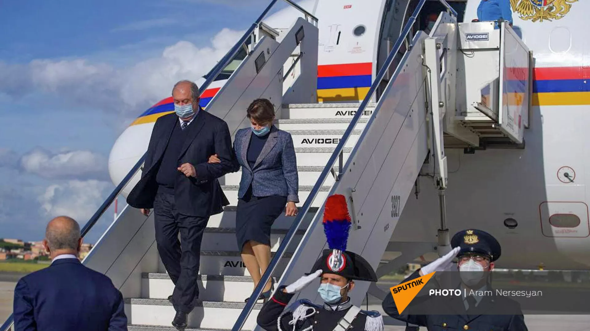 Президент Армен Саркисян с супругой спускается по трапу самолета (5 октября 2021). Италия Президент Армен Саркисян с супругой спускается по трапу самолета (5 октября 2021). Италия - Sputnik Армения, 1920, 05.10.2021