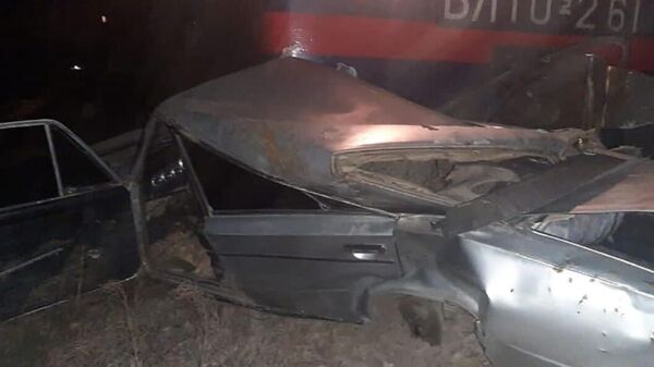 Автомобиль Жигули после столкновения с товарным поездом на железнодорожном переезде на участке Арташат-Арарат  - Sputnik Армения