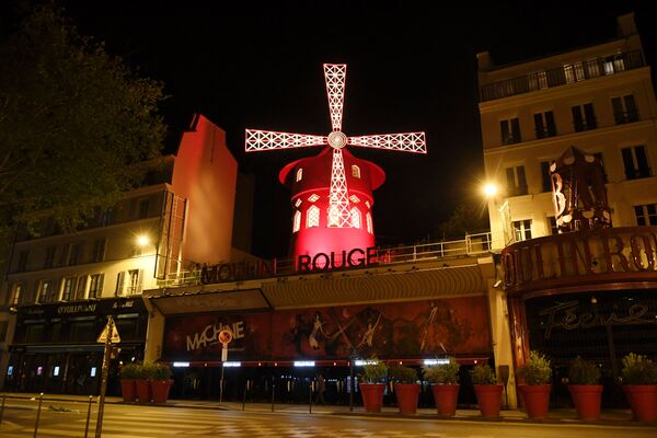 На снимке, сделанном 15 апреля 2020 года, изображен безлюдный бульвар перед французским кабаре Le moulin rouge в Париже - Sputnik Армения
