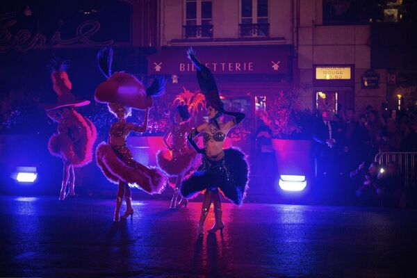 Танцовщицы во время выступления на праздновании 130-й годовщины &quot;Мулен Руж&quot; 6 октября 2019 года в Париже - Sputnik Армения