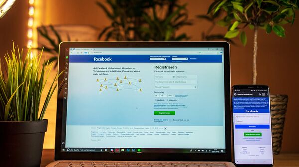 Социальная сеть Facebook на мониторе ноутбука - Sputnik Армения