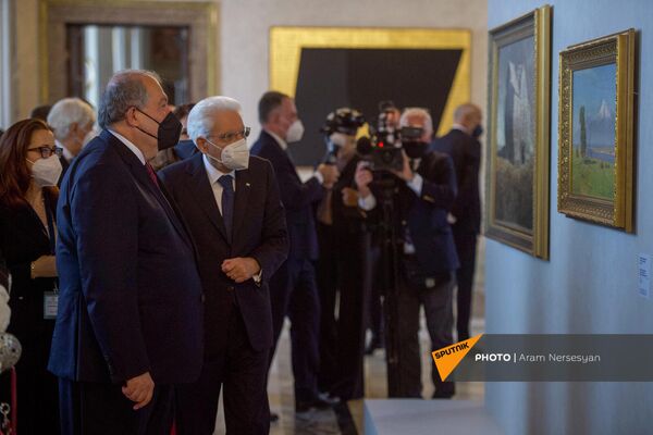 Президенты Армении и Италии Армен Саркисян и Серджио Матарелла на выставке армянских художников.  - Sputnik Армения