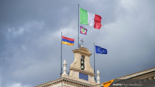 Флаги Армении, Италии и Евросоюза на шпиле здания - Sputnik Армения