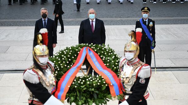Президент Армении возложил венок и воздал дань уважения у Алтаря отечества. - Sputnik Армения