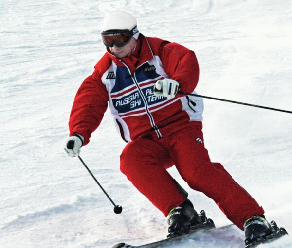 Владимир Путин спускается на лыжах с горы во время отпуска в горнолыжном центре &quot;Абзаково&quot; недалеко от Магнитогорска. - Sputnik Армения