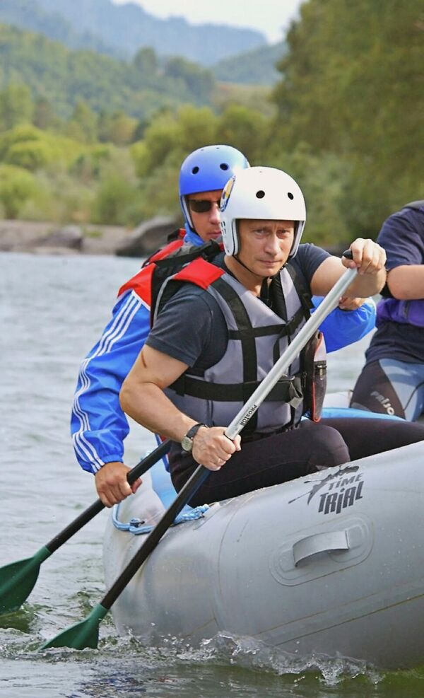 Президент России Владимир Путин во время краткосрочного отпуска в Алтайском крае совершил двухчасовой сплав на рафтах по горной реке Чарыш - Sputnik Армения