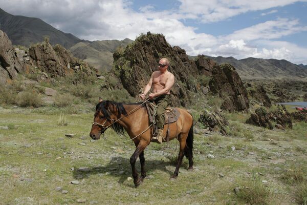 Фотографии президента РФ с голым торсом в 2009 году удивили зарубежную прессу, на что сам Путин ответил: &quot;ничего в этом плохого не вижу&quot;. - Sputnik Армения