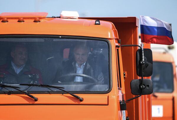 ՌԴ նախագահ Վլադիմիր Պուտինը «Կամազ» ավտոմեքենայով անցնում է Ղրիմի կամրջի վրայով։ - Sputnik Արմենիա