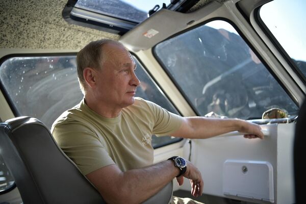 Владимир Путин во время отдыха в Саяно-Шушенском заповеднике  в Республике Тыва. - Sputnik Армения