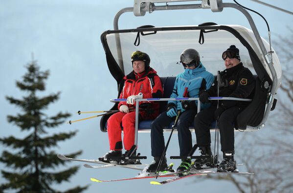 Президенты России и Беларуси Владимир Путин и Александр Лукашенко с сыном Николаем во время катания на лыжах - Sputnik Армения