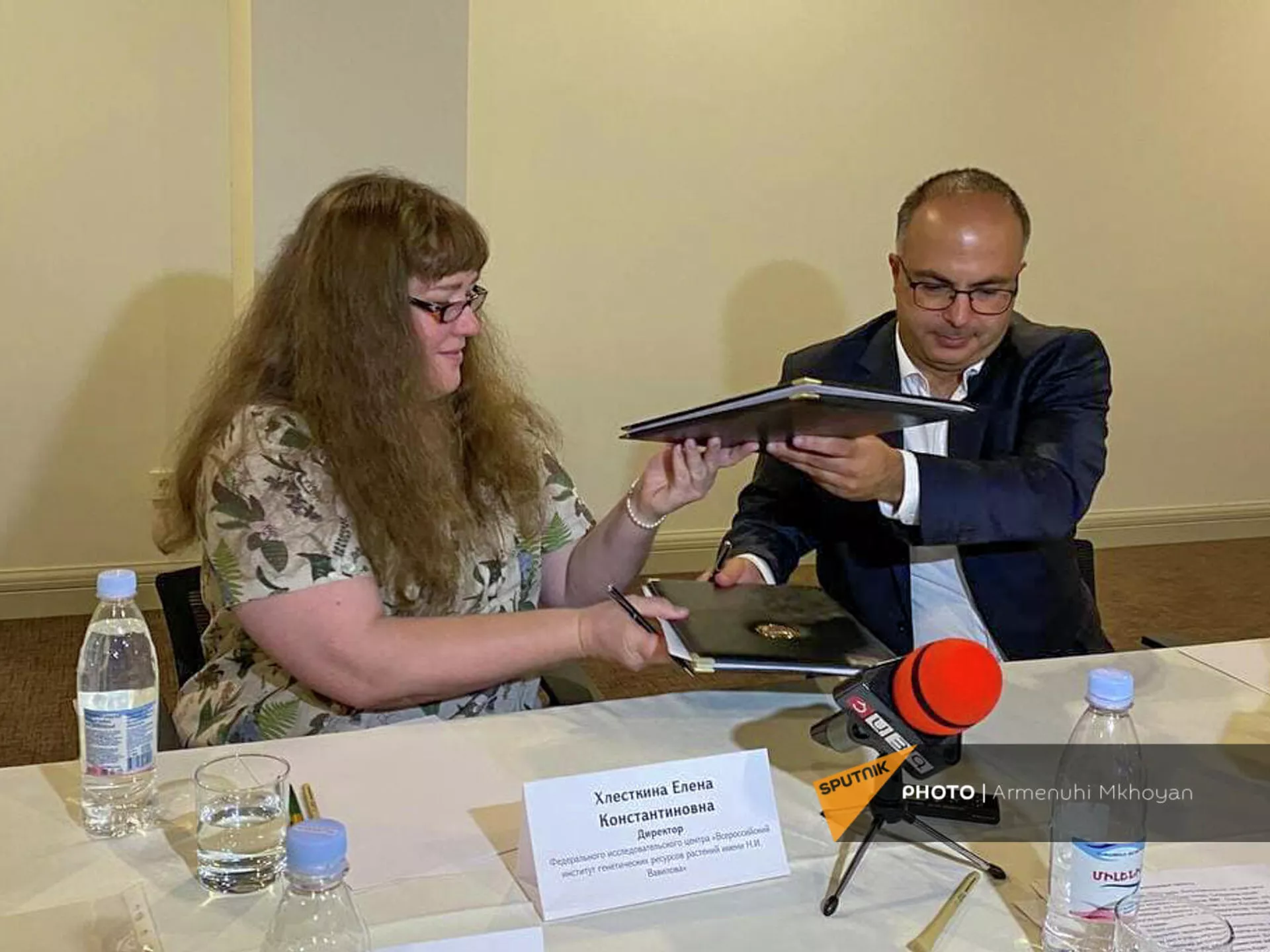 Подписание договора о сотрудничестве между Всероссийским институтом генетических ресурсов растений имени Н.И. Вавилова и Министерством науки и высшего образования Армении (7 октября 2021). Гюмри Подписание договора о сотрудничестве между Всероссийским институтом генетических ресурсов растений имени Н.И. Вавилова и Министерством науки и высшего образования Армении (7 октября 2021). Гюмри - Sputnik Армения, 1920, 07.10.2021