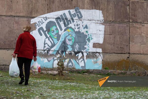 Գեղարքունիքի մարզի Դրախտիկ գյուղի տարեց բնակչուհին անցնում է «Դրախտ» գրությամբ գրաֆիտի կողքով - Sputnik Արմենիա