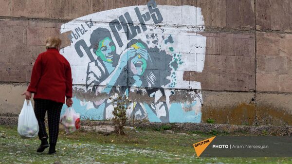 Пожилая жительница села Драхтик Гегаркуникской области проходит мимо граффити - Sputnik Արմենիա