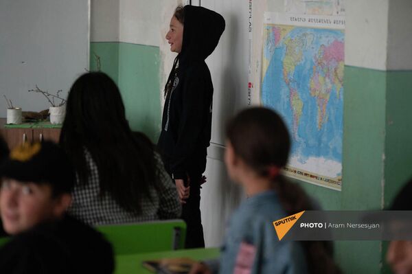 Опоздавшая на урок ученица заходит в класс - Sputnik Армения