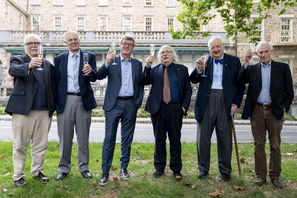 Слева направо: лауреаты Нобелевской премии Принстонского университета Эрик Фрэнсис Вишаус, биолог, Джозеф Хутон Тейлор-младший, астрофизик, Дэвид В.К. Макмиллан, Дункан Холдейн, физик, Ангус Дитон, экономист, и Кристофер Симс, экономист, поднимают бокал в честь Макмиллана, одного из двух лауреатов Нобелевской премии по химии, в Принстонском университете 6 октября 2021 года, в Принстоне, штат Нью-Джерси.Работа Бенджамина Листа из Германии и шотландца Дэвида У.С. Компания MacMillan была награждена за открытие &quot;гениального&quot; и экологически чистого способа создания молекул, которые можно использовать для изготовления всего, от лекарств до пищевых ароматизаторов. - Sputnik Армения