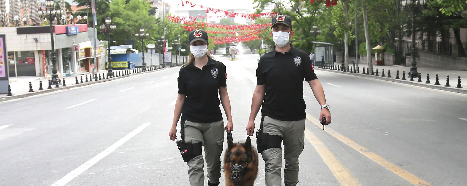 Сотрудники полиции Анкары патрулируют с собакой улицы в районе Улус (18 мая 2020). Анкарa - Sputnik Армения, 1920, 09.10.2021