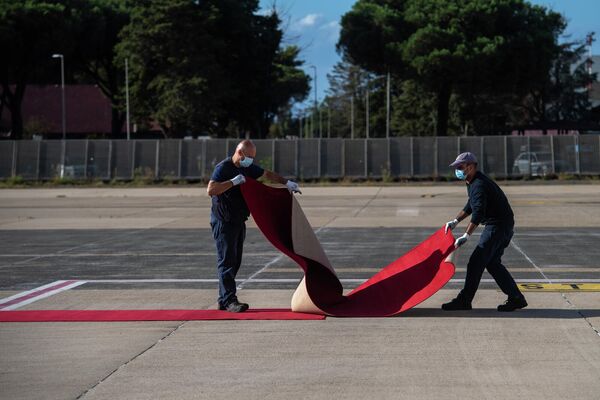 Сотрудники римского аэропорта &quot;Чампино&quot; расстилают красную дорожку перед выходом президента Армении. - Sputnik Армения