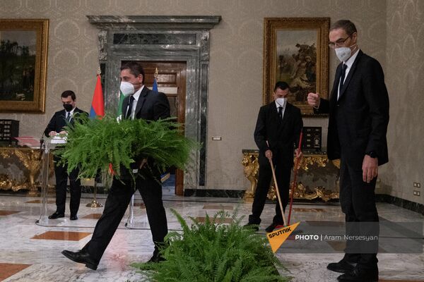 Сотрудники протокольных служб президентов Армении и Италии готовятся к брифингу в Квиринальском дворце - Sputnik Армения