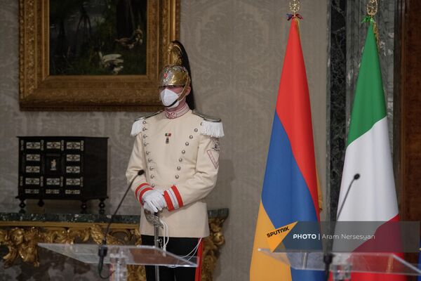 Офицер итальянского почетного караула перед брифингом президентов Армении и Италии в Квиринальском дворце - Sputnik Армения