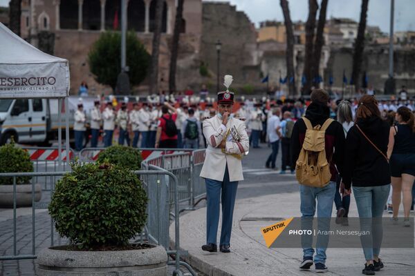 Музыкант военного оркестра Италии перед прибытием президента Армении к &quot;Алтарю Отечества&quot; на площади Венеции. - Sputnik Армения
