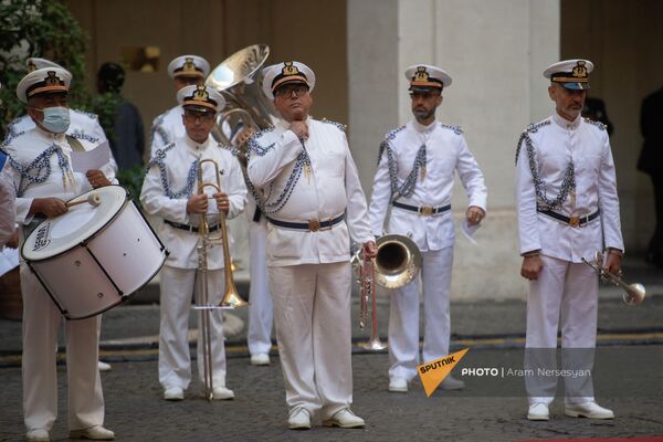 Музыканты военного оркестра в ожидании прибытия президента Армении в Палаццо Киджи - Sputnik Армения