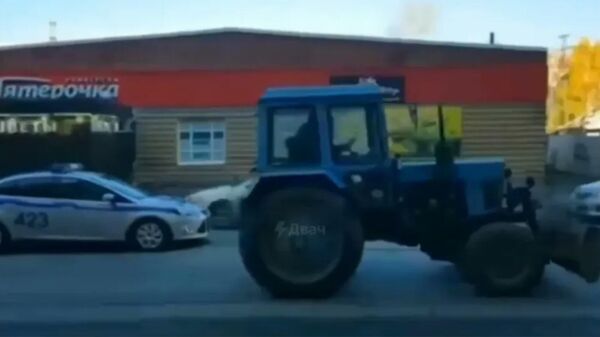 В Томске полицейские на нескольких машинах устроили погоню за трактором - Sputnik Արմենիա
