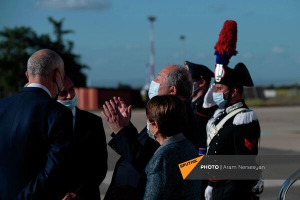 Президент Армен Саркисян с супругой прибыл в римский аэропорт &quot;Чампино&quot;. - Sputnik Армения