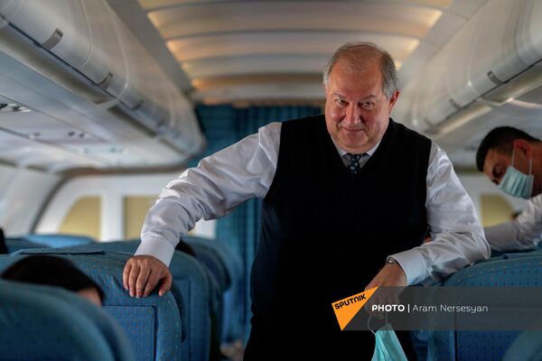 Президент Армен Саркисян на борту самолета, направляющегося в Италию. - Sputnik Армения