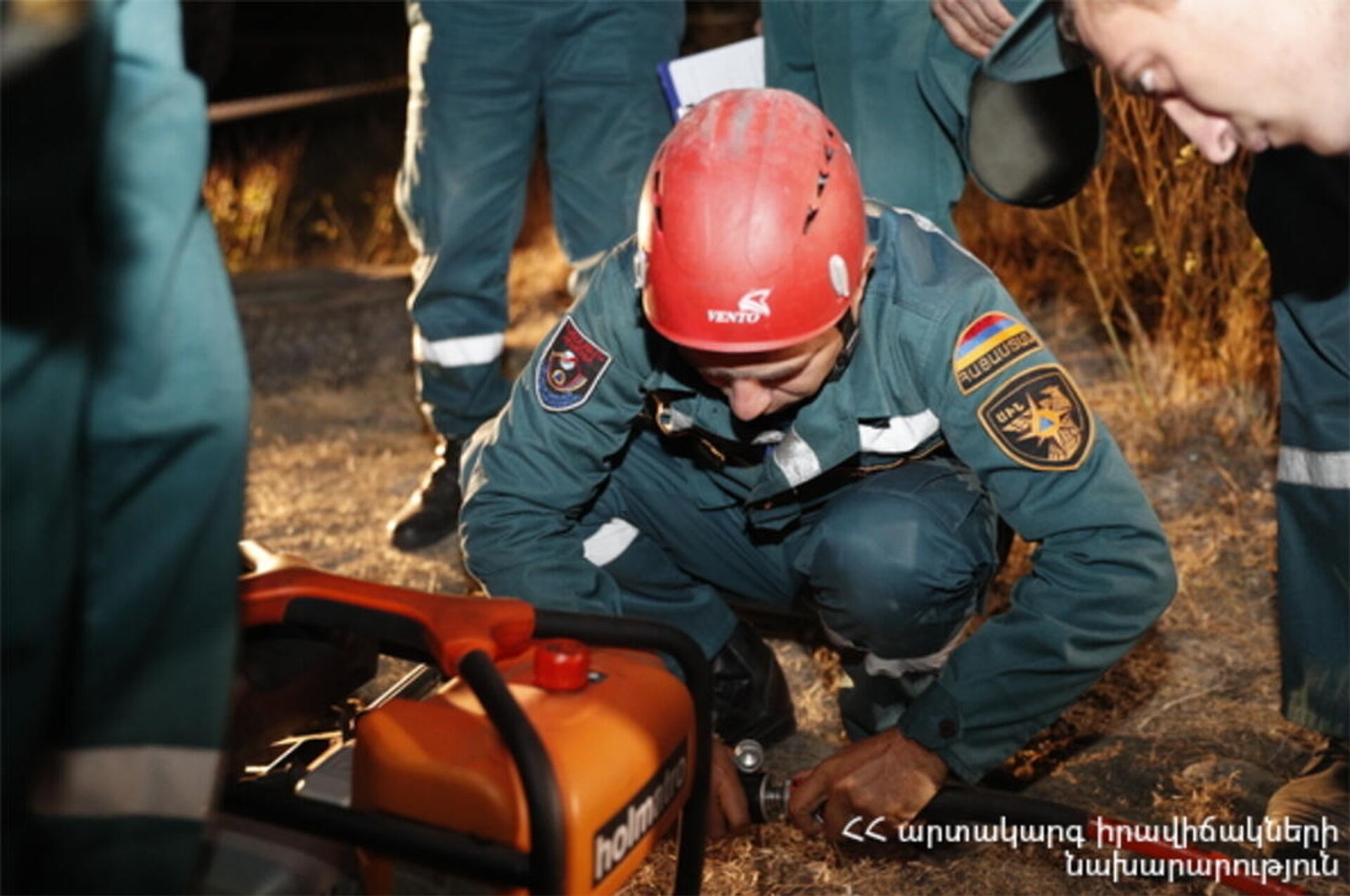 Спасатели пытаются спасти ребенка, оставшегося под завалами в районе Анках майла (11 октября 2021)/ Еревaн - Sputnik Армения, 1920, 11.10.2021