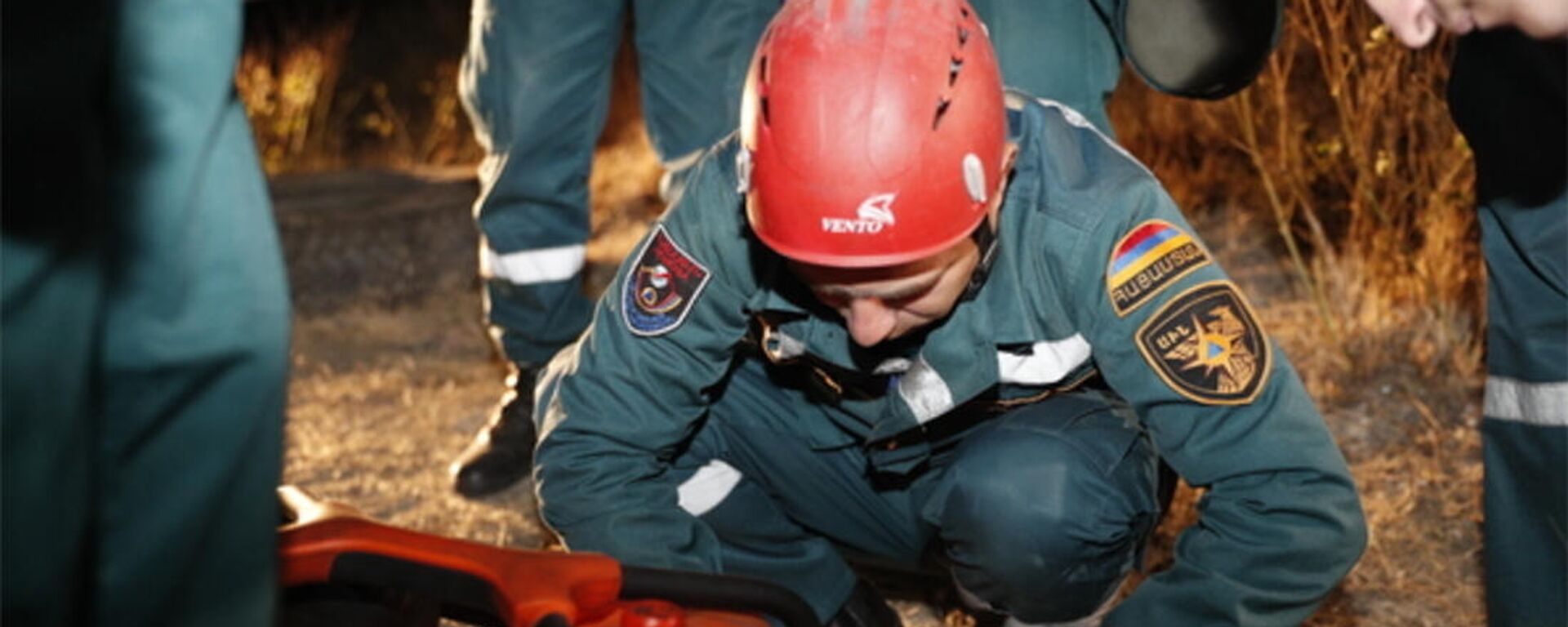 Спасатели пытаются спасти ребенка, оставшегося под завалами в районе Анках майла (11 октября 2021)/ Еревaн - Sputnik Армения, 1920, 04.12.2021