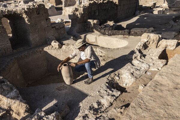 Археолог во время раскопок в древнем винодельческом комплексе возрастом около 1500 лет в израильском городе Явне. - Sputnik Армения